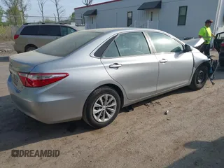 2017 Toyota Camry XLE z VIN 4T1BF1FK8HU376791, wystawiony jako IAAI lot #42114379 z przebiegiem 54 319 mil mil oraz . Historia ofert i sprzedaży dostępna na DreamBid. Obrazek 4.