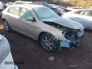 2010 Chrysler Sebring Limited z VIN 1C3CC5FV3AN195265, wystawiony jako IAAI lot #41259012 z przebiegiem 49 375 mil mil oraz . Historia ofert i sprzedaży dostępna na DreamBid. Obrazek 1.