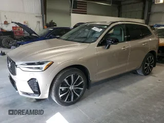 2025 Volvo XC60 Plus z VIN YV4M12RC2S1029162, wystawiony jako Copart lot #54607765 z przebiegiem 258 mil mil oraz Szkoda całkowita • Salvage title. Historia ofert i sprzedaży dostępna na DreamBid. Obrazek 1.