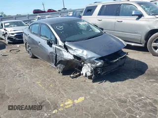 2025 Nissan Versa SR z VIN 3N1CN8FV2SL845439, wystawiony jako IAAI lot #42021202 z przebiegiem 1 450 mil mil oraz . Historia ofert i sprzedaży dostępna na DreamBid. Obrazek 1.