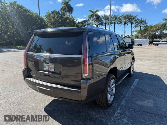 2020 Cadillac Escalade Luxury z VIN 1GYS3BKJ8LR154516, wystawiony jako Copart lot #59628455 z przebiegiem 72 098 mil mil oraz Czysty tytuł • Clean title. Historia ofert i sprzedaży dostępna na DreamBid. Obrazek 4.