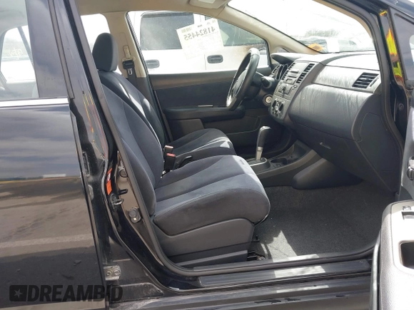 2008 Nissan Versa S z VIN 3N1BC11EX8L446772, wystawiony jako IAAI lot #41824455 z przebiegiem 145 793 mil mil oraz . Historia ofert i sprzedaży dostępna na DreamBid. Obrazek 5.