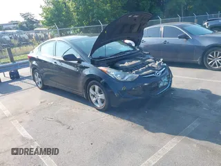 2013 Hyundai Elantra GLS z VIN 5NPDH4AE8DH384968, wystawiony jako IAAI lot #42403788 z przebiegiem 152 023 mil mil oraz . Historia ofert i sprzedaży dostępna na DreamBid. Obrazek 1.