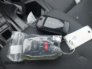2025 Toyota Camry LE z VIN 4T1DAACK5SU543384, wystawiony jako IAAI lot #41522073 z przebiegiem 27 308 mil mil oraz . Historia ofert i sprzedaży dostępna na DreamBid. Obrazek 11.