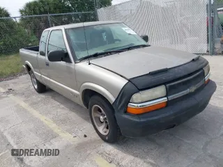 1999 Chevrolet S-10 LS with VIN 1GCCS19XXX8175512, listed as a IAAI auction lot 42101977 with 130,885 mi miles. Bid and sale history available at carsss.com. Image 1.