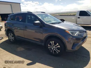 2017 Toyota RAV4 LE z VIN JTMBFREV0HJ703801, wystawiony jako Copart lot #60272025 z przebiegiem 73 370 mil mil oraz Szkoda całkowita • Salvage title. Historia ofert i sprzedaży dostępna na DreamBid. Obrazek 4.