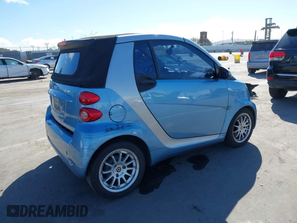2011 Smart fortwo Passion z VIN WMEEK3BAXBK442980, wystawiony jako IAAI lot #41798704 z przebiegiem 66 576 mil mil oraz . Historia ofert i sprzedaży dostępna na DreamBid. Obrazek 4.