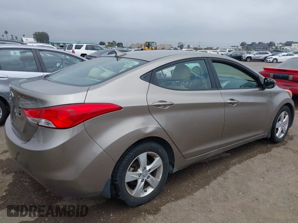 2013 Hyundai Elantra GLS z VIN 5NPDH4AE4DH424348, wystawiony jako IAAI lot #42472170 z przebiegiem 116 574 mil mil oraz . Historia ofert i sprzedaży dostępna na DreamBid. Obrazek 6.
