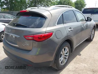 2015 Infiniti QX70 z VIN JN8CS1MU7FM380583, wystawiony jako IAAI lot #41937766 z przebiegiem 144 618 mil mil oraz . Historia ofert i sprzedaży dostępna na DreamBid. Obrazek 4.