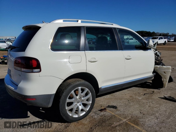 2008 Volkswagen Touareg V6 z VIN WVGBE77L88D024775, wystawiony jako Copart lot #83843144 z przebiegiem 152 413 mil mil oraz Szkoda całkowita • Salvage title. Historia ofert i sprzedaży dostępna na DreamBid. Obrazek 3.