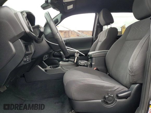 2018 Toyota Tacoma SR5 z VIN 3TMAZ5CN1JM073441, wystawiony jako Copart lot #59153555 z przebiegiem 31 383 mil mil oraz Szkoda całkowita • Salvage title. Historia ofert i sprzedaży dostępna na DreamBid. Obrazek 7.