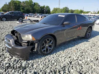 2014 Dodge Charger SXT z VIN 2C3CDXHG1EH315764, wystawiony jako Copart lot #57605135 z przebiegiem 273 912 mil mil oraz Szkoda całkowita • Salvage title. Historia ofert i sprzedaży dostępna na DreamBid. Obrazek 1.