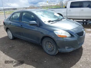 2011 Toyota Yaris z VIN JTDBT4K35B1403404, wystawiony jako IAAI lot #41984499 z przebiegiem 217 551 mil mil oraz . Historia ofert i sprzedaży dostępna na DreamBid. Obrazek 1.