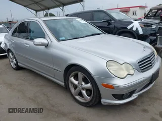 2005 Mercedes-Benz C 230 Kompressor z VIN WDBRF40JX5F674620, wystawiony jako IAAI lot #42422028 z przebiegiem 96 328 mil mil oraz . Historia ofert i sprzedaży dostępna na DreamBid. Obrazek 1.