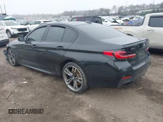 2022 BMW 5 Series M550i xDrive z VIN WBA13BK01NCH76521, wystawiony jako IAAI lot #41904437 z przebiegiem Nie podano mil oraz . Historia ofert i sprzedaży dostępna na DreamBid. Obrazek 3.