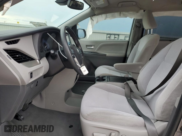 2020 Toyota Sienna LE Auto Access Seat с VIN 5TDKZ3DC1LS050976, выставлен на аукционе Copart как лот 55835635 с пробегом 76 450 миль миль и Списание • Salvage title. История ставок и продаж доступна на DreamBid. Изображение 7.