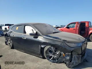 2022 BMW iX xDrive50 z VIN WB523CF04NCK19635, wystawiony jako Copart lot #44999765 z przebiegiem 28 141 mil mil oraz Szkoda całkowita • Salvage title. Historia ofert i sprzedaży dostępna na DreamBid. Obrazek 4.