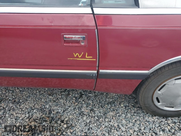 1989 Chrysler LeBaron z VIN 1C3XJ45J8KG223051, wystawiony jako Copart lot #75115464 z przebiegiem 27 923 mil mil oraz Szkody całkowita. Historia ofert i sprzedaży dostępna na DreamBid. Obrazek 12.