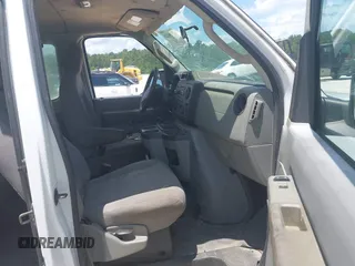 2009 Ford Econoline Passenger XL z VIN 1FMNE11W89DA72209, wystawiony jako IAAI lot #42509228 z przebiegiem 230 818 mil mil oraz . Historia ofert i sprzedaży dostępna na DreamBid. Obrazek 5.