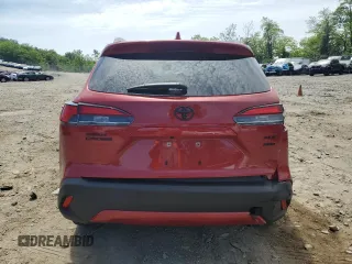 2022 Toyota Corolla Cross XLE z VIN 7MUDAABG5NV005882, wystawiony jako Copart lot #56690265 z przebiegiem 6427 mil mil oraz Szkody całkowita. Historia ofert i sprzedaży dostępna na DreamBid. Obrazek 6.