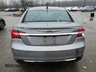 2013 Chrysler 200 Touring z VIN 1C3CCBBB2DN688904, wystawiony jako Copart lot #44463585 z przebiegiem 123 940 mil mil oraz Szkoda całkowita • Salvage title. Historia ofert i sprzedaży dostępna na DreamBid. Obrazek 6.