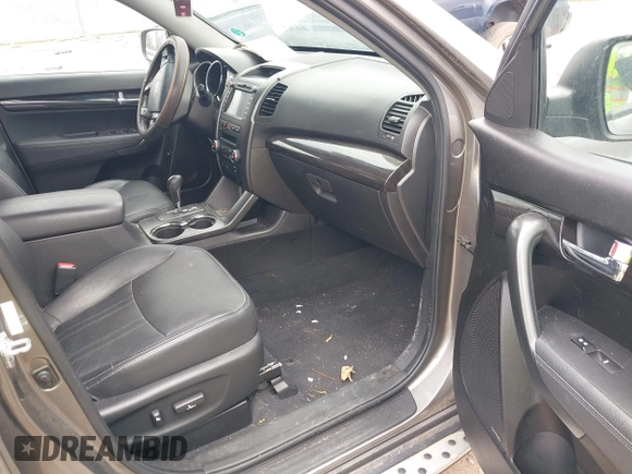 2013 Kia Sorento EX z VIN 5XYKUDA61DG321679, wystawiony jako IAAI lot #42013051 z przebiegiem Nie podano mil oraz . Historia ofert i sprzedaży dostępna na DreamBid. Obrazek 5.