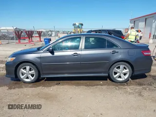 2011 Toyota Camry LE z VIN 4T1BF3EK9BU664694, wystawiony jako IAAI lot #42247007 z przebiegiem 112 306 mil mil oraz . Historia ofert i sprzedaży dostępna na DreamBid. Obrazek 14.