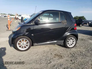 2008 Smart fortwo Pure z VIN WMEEJ31X68K141107, wystawiony jako Copart lot #61967365 z przebiegiem Nie podano mil oraz Czysty tytuł • Clean title. Historia ofert i sprzedaży dostępna na DreamBid. Obrazek 1.