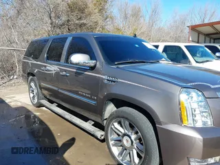 2011 Cadillac Escalade ESV Platinum Edition z VIN 1GYS4KEFXBR253776, wystawiony jako IAAI lot #41292093 z przebiegiem 290 220 mil mil oraz . Historia ofert i sprzedaży dostępna na DreamBid. Obrazek 13.