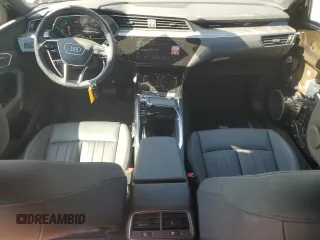 2024 Audi Q8 e-tron z VIN WA1BAAGE8RB038603, wystawiony jako Copart lot #70834514 z przebiegiem 7300 mil mil oraz Szkody całkowita. Historia ofert i sprzedaży dostępna na DreamBid. Obrazek 8.