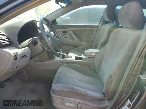 2010 Toyota Camry z VIN 4T1BF3EK4AU075728, wystawiony jako Copart lot #53167255 z przebiegiem 177 346 mil mil oraz Szkoda całkowita • Salvage title. Historia ofert i sprzedaży dostępna na DreamBid. Obrazek 7.