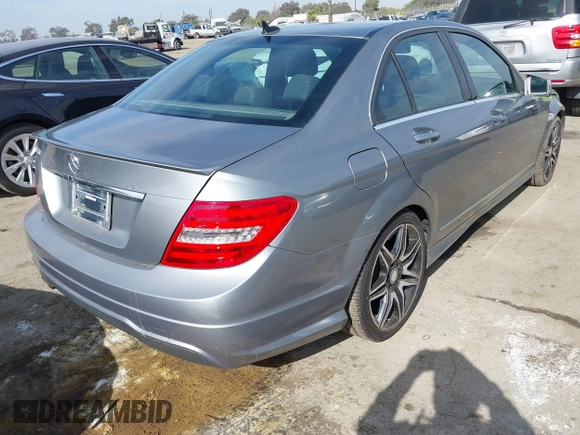 2014 Mercedes-Benz C 250 Sport z VIN WDDGF4HBXEG220003, wystawiony jako IAAI lot #41473006 z przebiegiem 98 949 mil mil oraz . Historia ofert i sprzedaży dostępna na DreamBid. Obrazek 4.