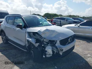 2022 Volvo XC40 R-Design z VIN YV4AC2HM9N2771189, wystawiony jako IAAI lot #41923125 z przebiegiem 24 125 mil mil oraz . Historia ofert i sprzedaży dostępna na DreamBid. Obrazek 6.