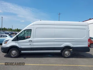 2023 Ford Transit Cargo z VIN 1FTBR3U86PKA69175, wystawiony jako IAAI lot #42520049 z przebiegiem 50 866 mil mil oraz . Historia ofert i sprzedaży dostępna na DreamBid. Obrazek 14.