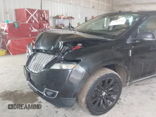 2013 Lincoln MKX z VIN 2LMDJ8JK0DBL27516, wystawiony jako IAAI lot #41468582 z przebiegiem 107 871 mil mil oraz . Historia ofert i sprzedaży dostępna na DreamBid. Obrazek 6.