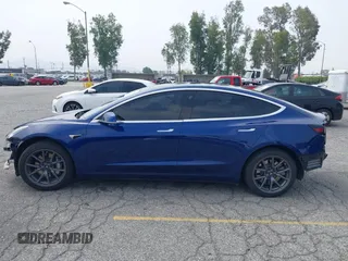 2020 Tesla Model 3 Standard Range Plus z VIN 5YJ3E1EA8LF785010, wystawiony jako IAAI lot #42130951 z przebiegiem 90 072 mil mil oraz . Historia ofert i sprzedaży dostępna na DreamBid. Obrazek 15.