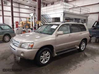 2007 Toyota Highlander Hybrid w/3rd Row with VIN JTEEW21A370043793, listed as a IAAI auction lot 41361431 with 232,237 mi miles. Bid and sale history available at carsss.com. Image 2.