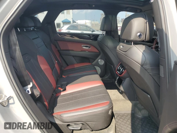 2022 Bentley Bentayga V8 z VIN SJAAM2ZVXNC013736, wystawiony jako Copart lot #67453664 z przebiegiem 22 660 mil mil oraz Nie do naprawy. Historia ofert i sprzedaży dostępna na DreamBid. Obrazek 10.