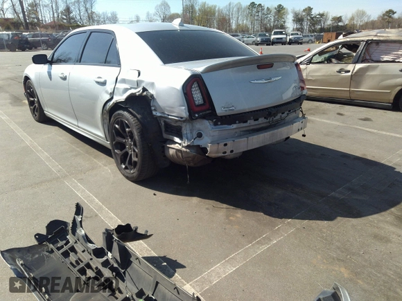 2020 Chrysler 300 S z VIN 2C3CCABGXLH103516, wystawiony jako IAAI lot #41918657 z przebiegiem 88 521 mil mil oraz . Historia ofert i sprzedaży dostępna na DreamBid. Obrazek 3.