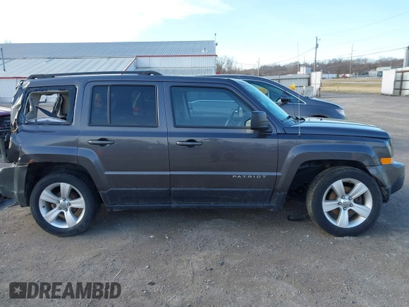 2016 Jeep Patriot High Altitude z VIN 1C4NJPFA5GD543228, wystawiony jako IAAI lot #41790893 z przebiegiem 109 949 mil mil oraz . Historia ofert i sprzedaży dostępna na DreamBid. Obrazek 14.