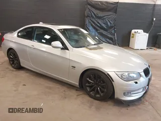 2011 BMW 3 Series 335i xDrive z VIN WBAKF9C56BE261882, wystawiony jako IAAI lot #42393269 z przebiegiem 131 000 mil mil oraz . Historia ofert i sprzedaży dostępna na DreamBid. Obrazek 1.