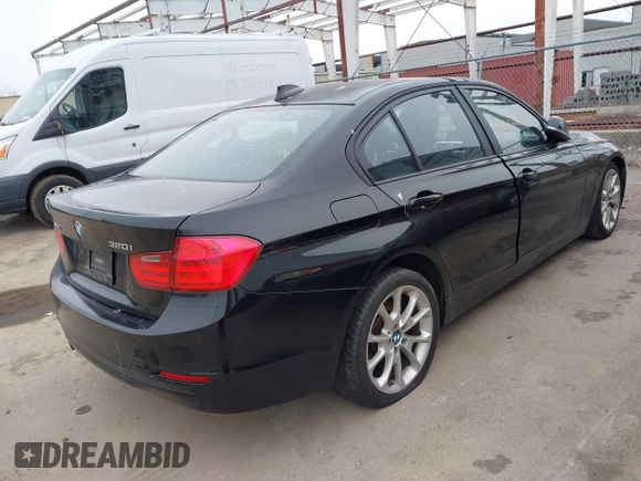 2013 BMW 3 Series 320i xDrive z VIN WBA3C3C50DF981783, wystawiony jako IAAI lot #42012328 z przebiegiem 110 268 mil mil oraz . Historia ofert i sprzedaży dostępna na DreamBid. Obrazek 4.