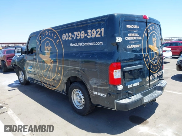 2018 Nissan NV Cargo S z VIN 1N6BF0KM6JN800780, wystawiony jako IAAI lot #42304093 z przebiegiem 113 557 mil mil oraz . Historia ofert i sprzedaży dostępna na DreamBid. Obrazek 3.