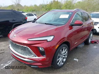 2024 Buick Encore GX Avenir z VIN KL4AMFSL5RB054571, wystawiony jako IAAI lot #41839672 z przebiegiem 7 826 mil mil oraz . Historia ofert i sprzedaży dostępna na DreamBid. Obrazek 2.