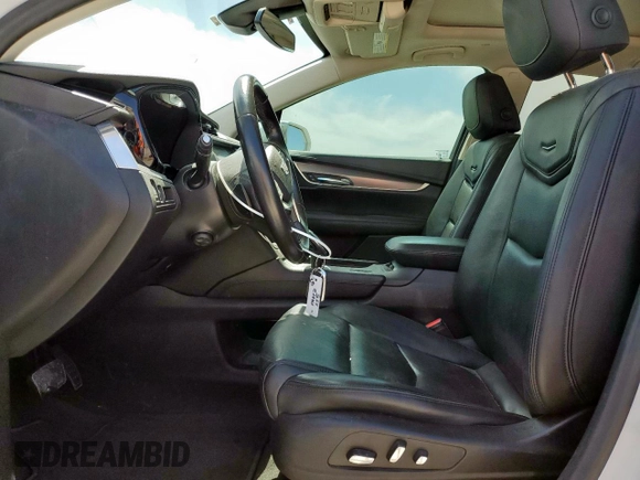 2018 Cadillac XT5 Premium Luxury AWD z VIN 1GYKNFRS7JZ239389, wystawiony jako Copart lot #56503575 z przebiegiem 137 222 mil mil oraz Szkoda całkowita • Salvage title. Historia ofert i sprzedaży dostępna na DreamBid. Obrazek 7.