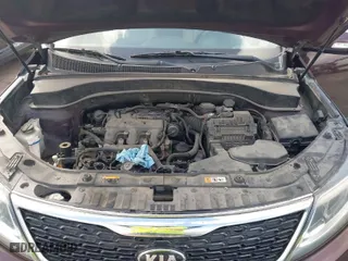 2015 Kia Sorento LX with VIN 5XYKTDA79FG635935, listed as a IAAI auction lot 42052420 with 170,386 mi miles. Bid and sale history available at carsss.com. Image 10.