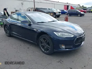 2013 Tesla Model S z VIN 5YJSA1CN1DFP05559, wystawiony jako IAAI lot #42249943 z przebiegiem 134 399 mil mil oraz . Historia ofert i sprzedaży dostępna na DreamBid. Obrazek 1.
