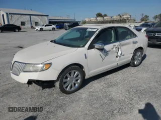 2010 Lincoln MKZ z VIN 3LNHL2GCXAR605579, wystawiony jako Copart lot #50760585 z przebiegiem 159 967 mil mil oraz Szkoda całkowita • Salvage title. Historia ofert i sprzedaży dostępna na DreamBid. Obrazek 1.