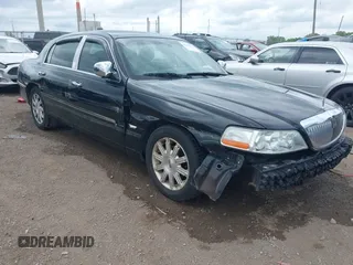 2010 Lincoln Town Car Signature Limited z VIN 2LNBL8CVXAX619130, wystawiony jako IAAI lot #42230937 z przebiegiem 137 055 mil mil oraz . Historia ofert i sprzedaży dostępna na DreamBid. Obrazek 1.