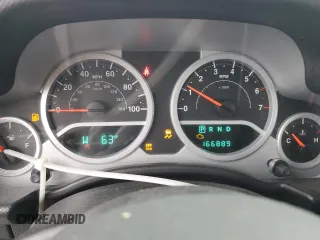 2008 Jeep Wrangler X z VIN 1J4FA24188L648342, wystawiony jako Copart lot #59883735 z przebiegiem 166 889 mil mil oraz Czysty tytuł • Clean title. Historia ofert i sprzedaży dostępna na DreamBid. Obrazek 9.